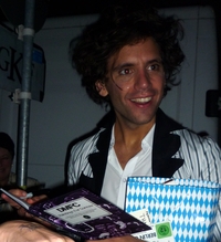 Mika mit dem DMFC Buch - pic by Lolligirl Mika mit dem DMFC Buch - pic by Lolligirl